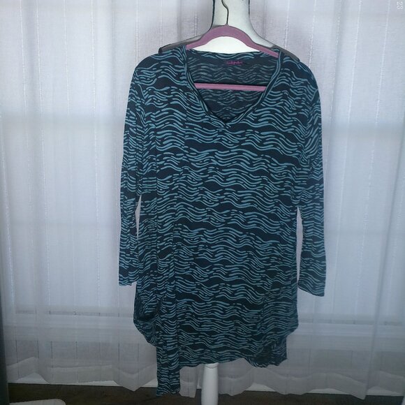 fresh produce Tops - FRESH PRODUCE Long Sleeve V-Neck Black/Blue Print Tunic XL